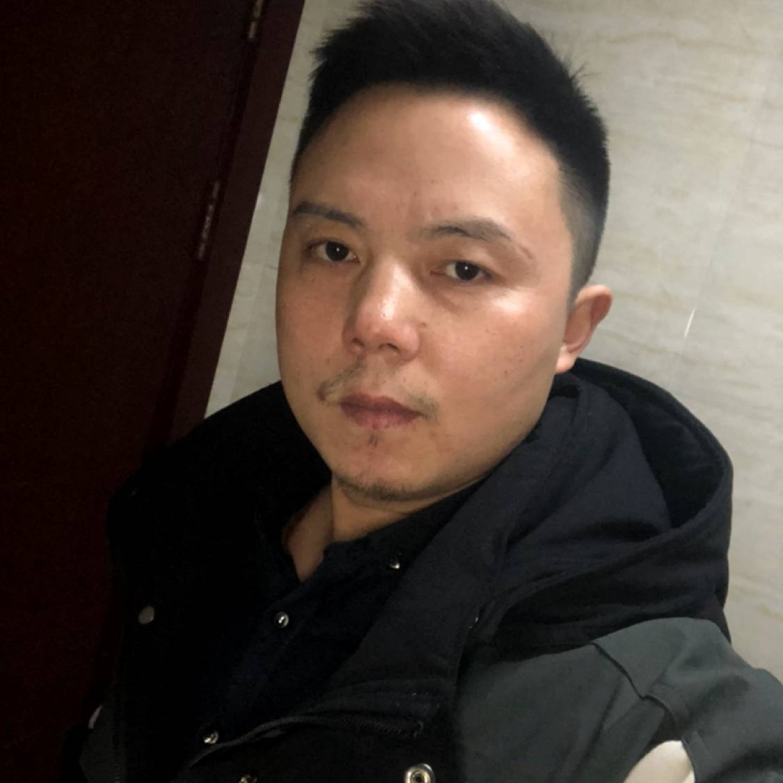 秀丽漫步羊的照片