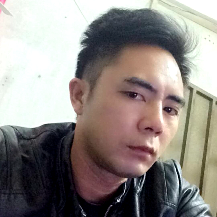 饱满回首黛儿的照片