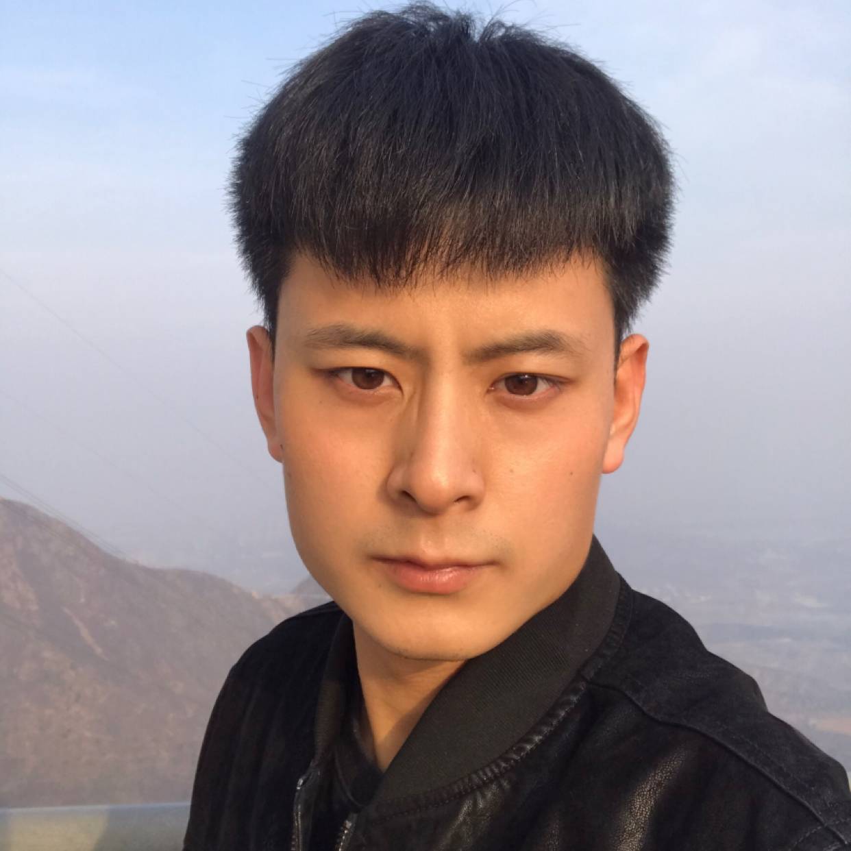一半海水。的照片