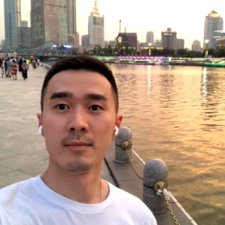 义气拿镜子的照片