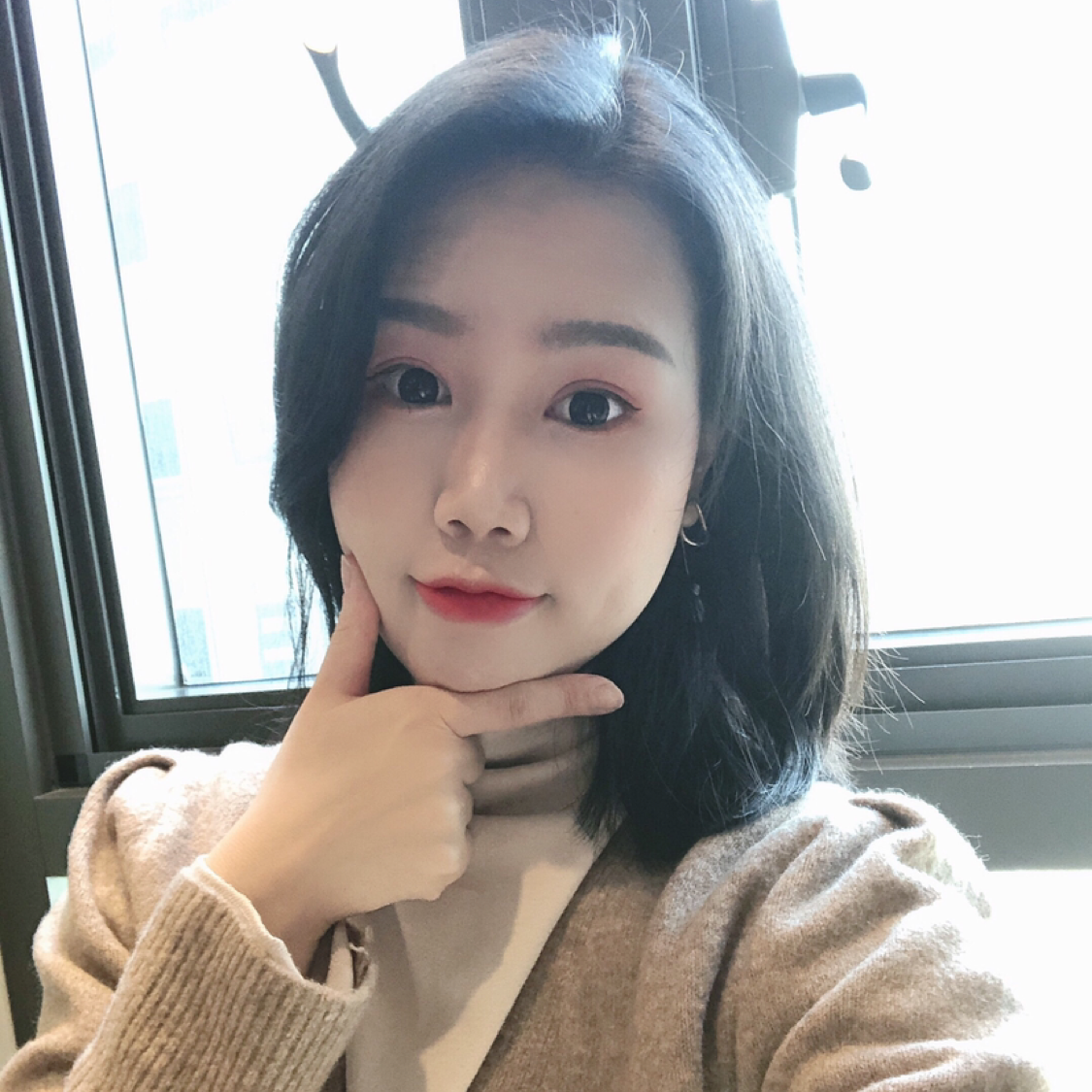 爱吃草莓的小女孩的照片