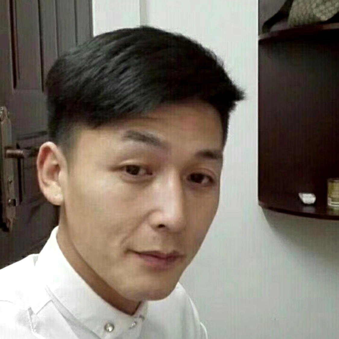 洛尘倾心深情的照片