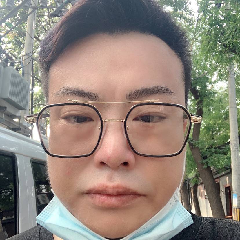 无语深拥冷风的照片