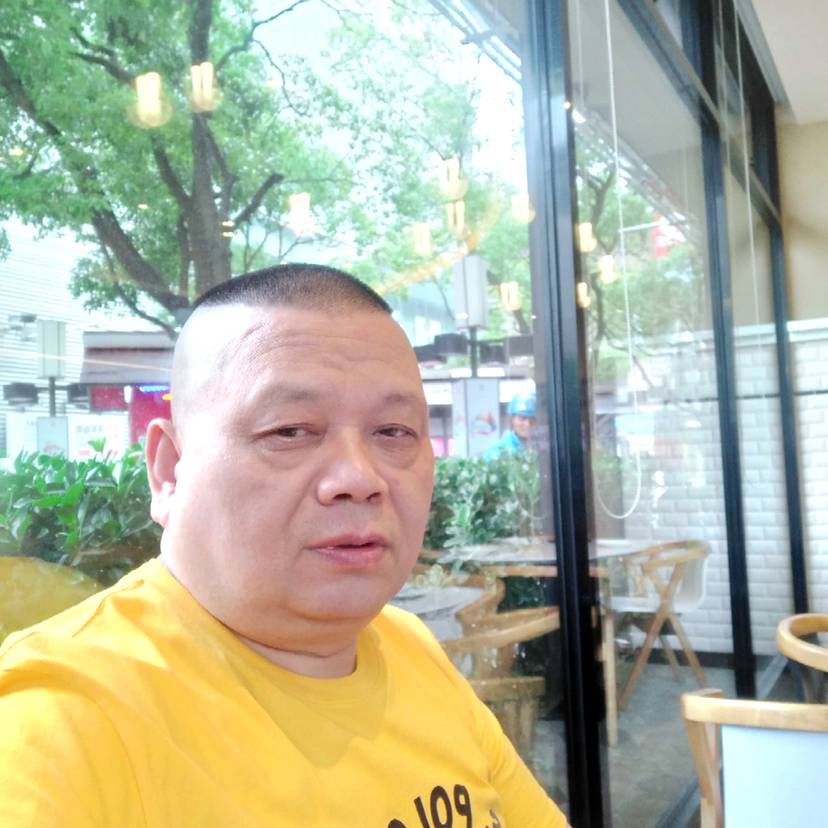 老迟到拿书本的照片