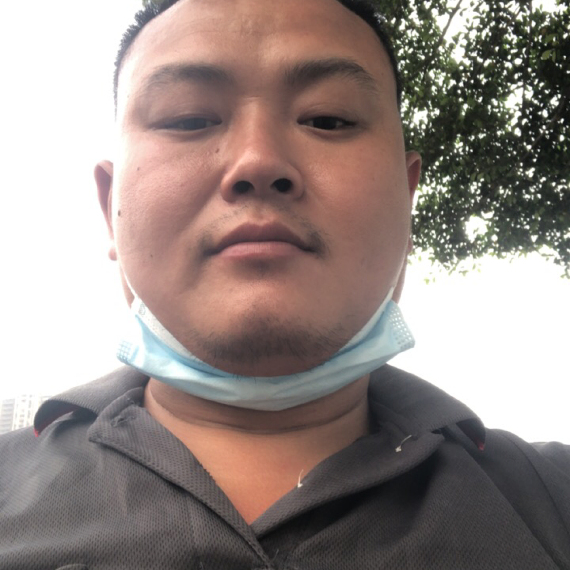 苦命建筑工人的照片