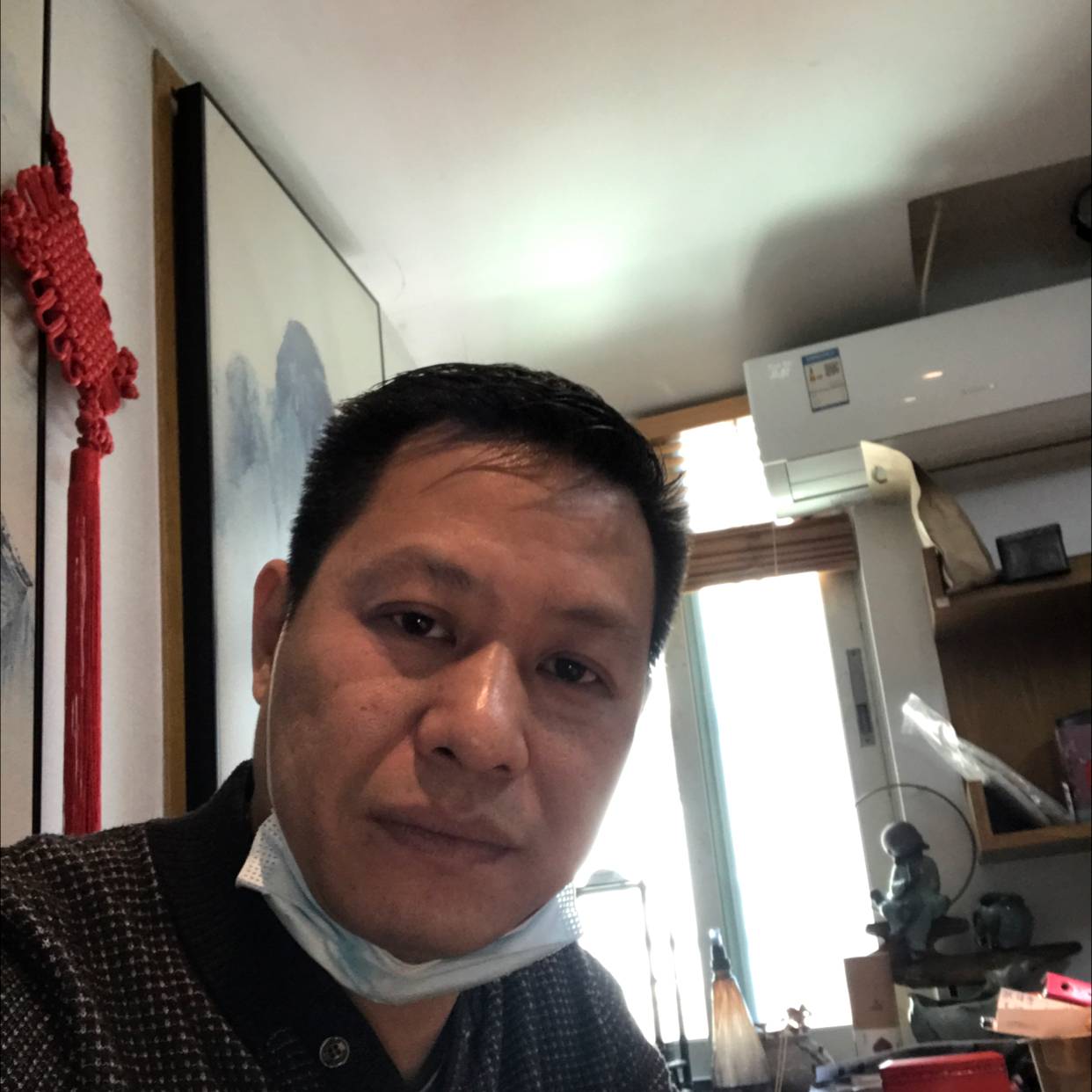 现代等待苗条的照片
