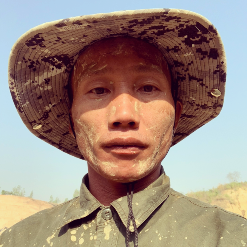 小伙等待踏实的照片