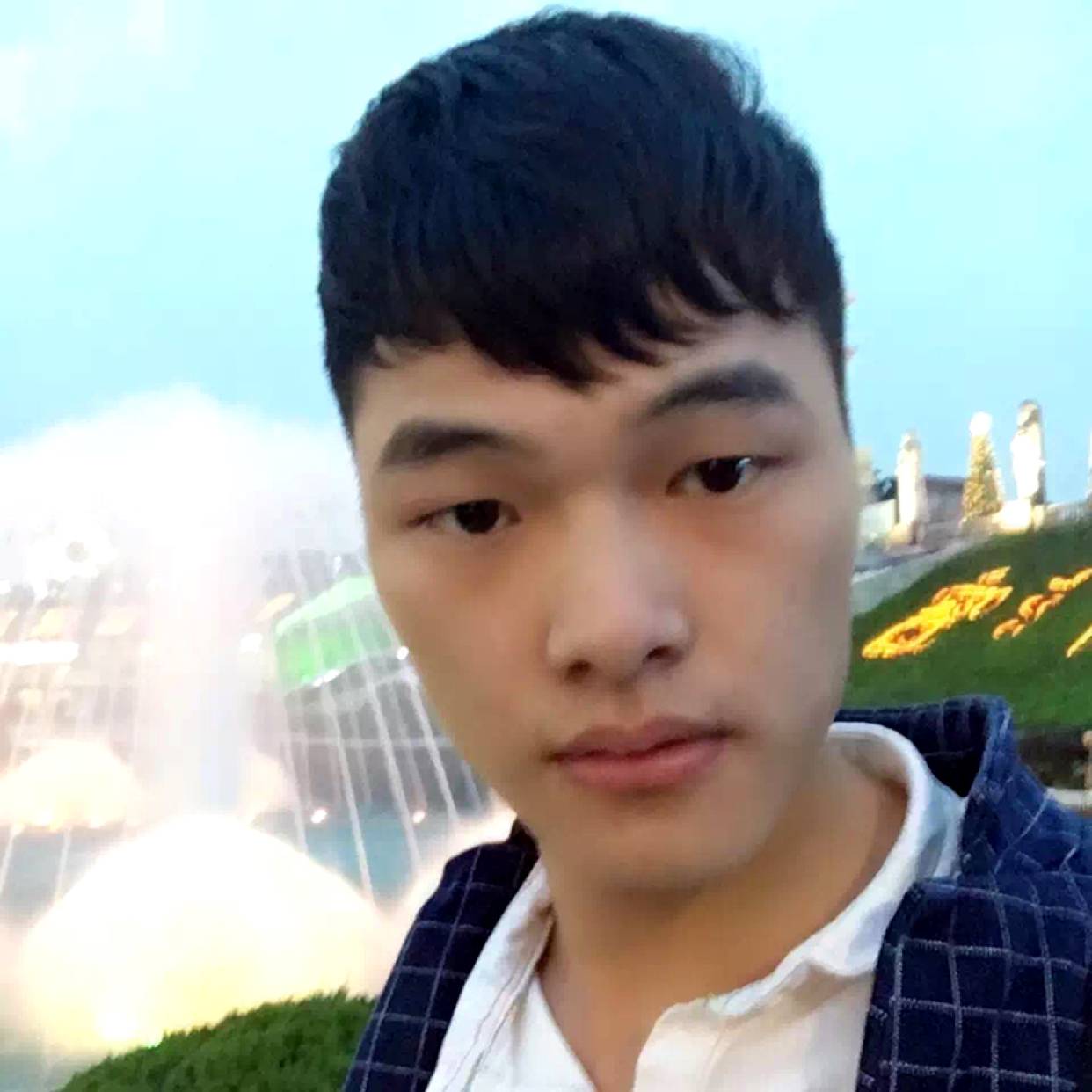年轻给音响的照片