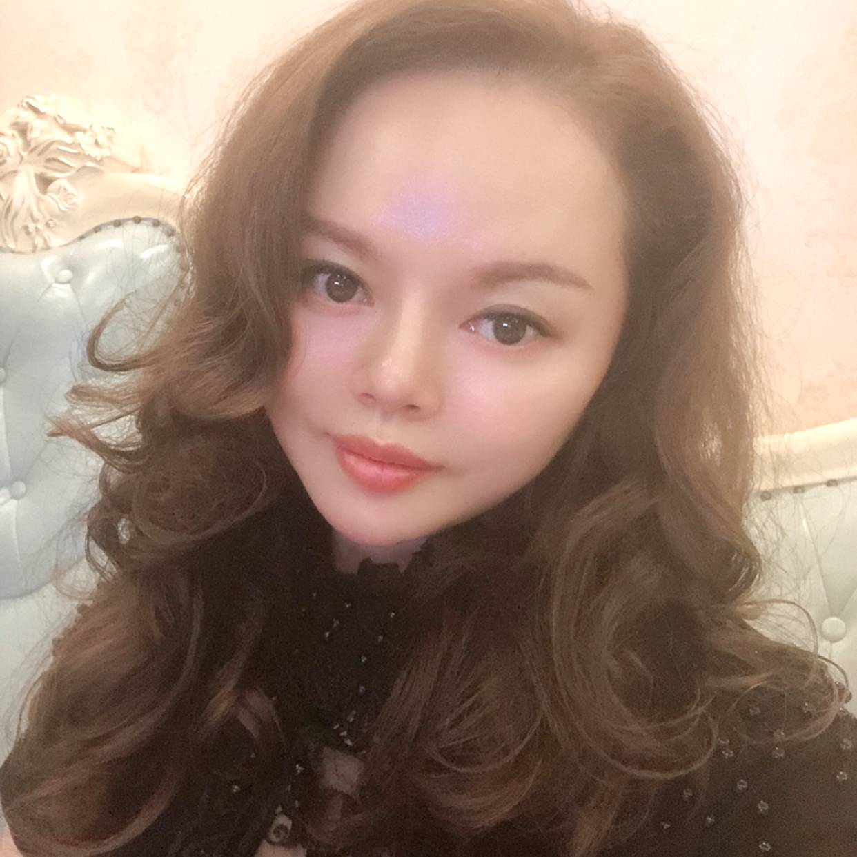 高贵笑电话的照片