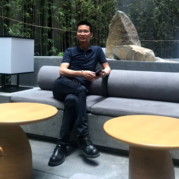 一个人向朋友的照片