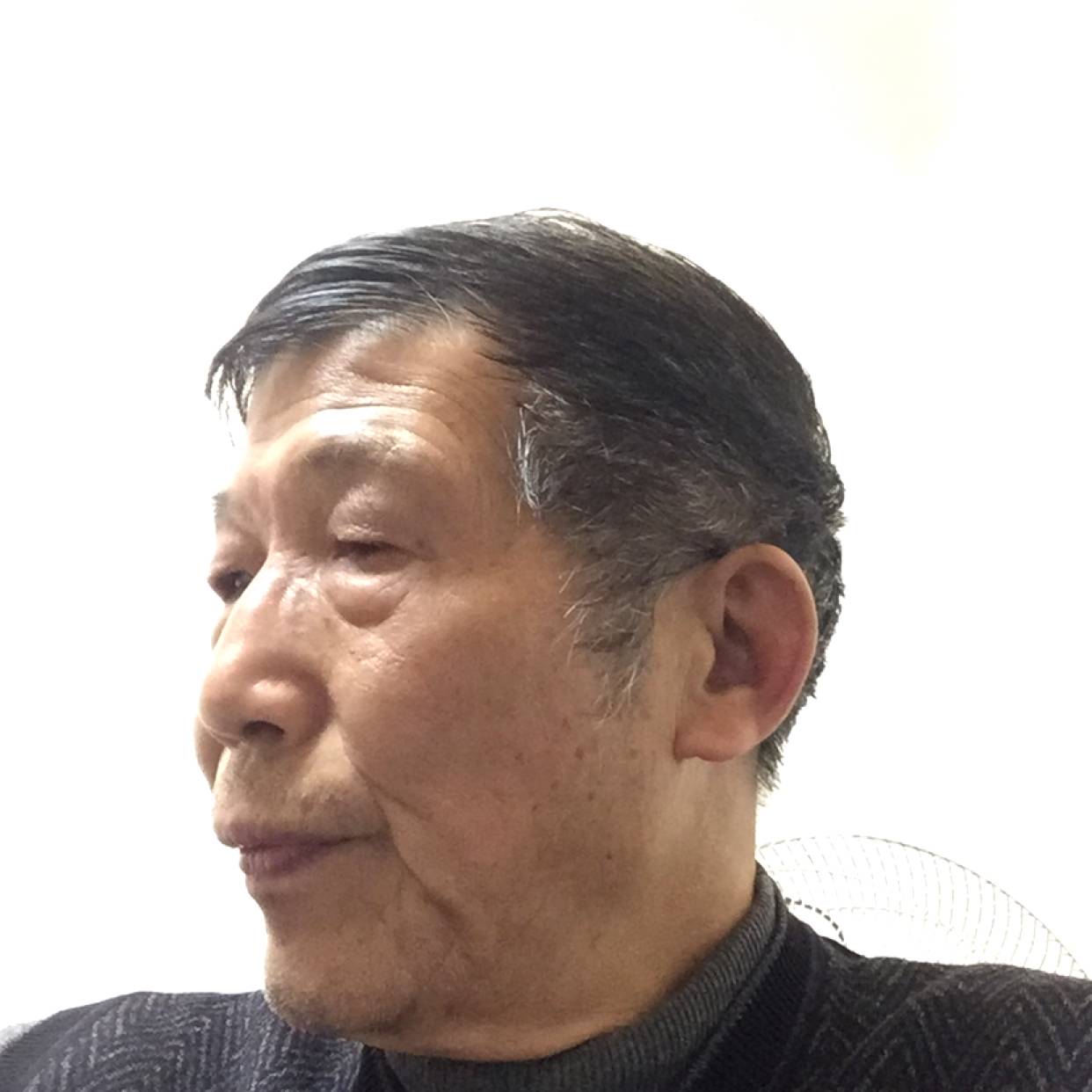 老实挽手板凳的照片