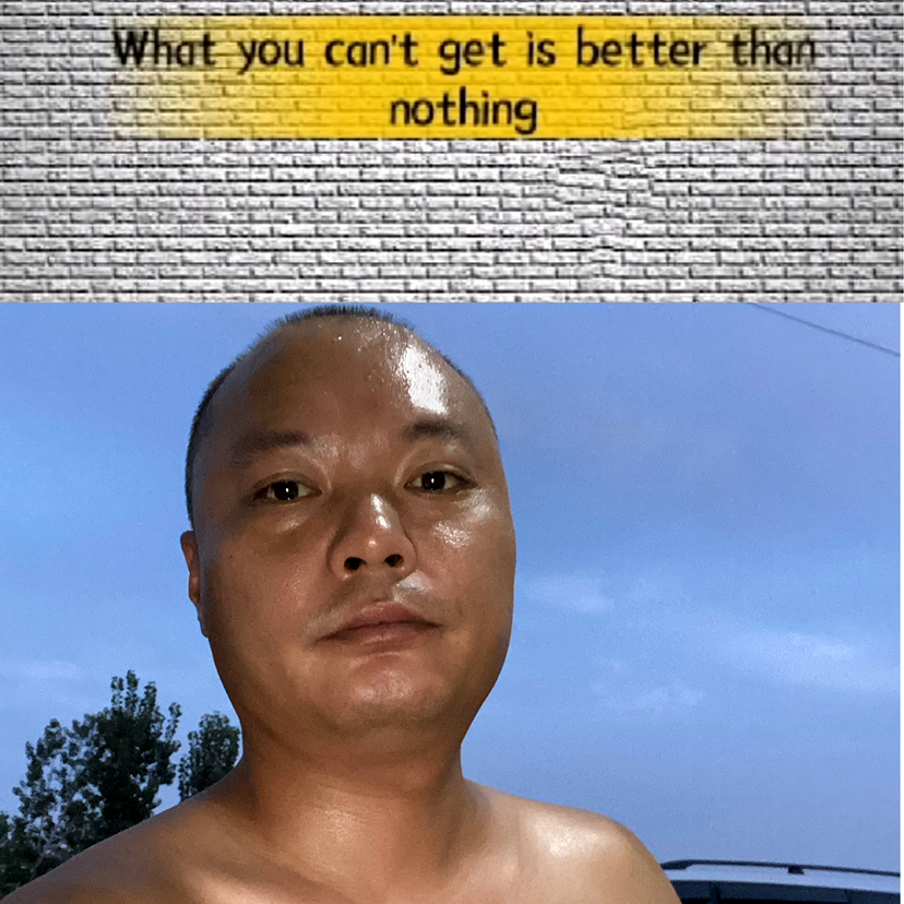 逆光行走者的照片
