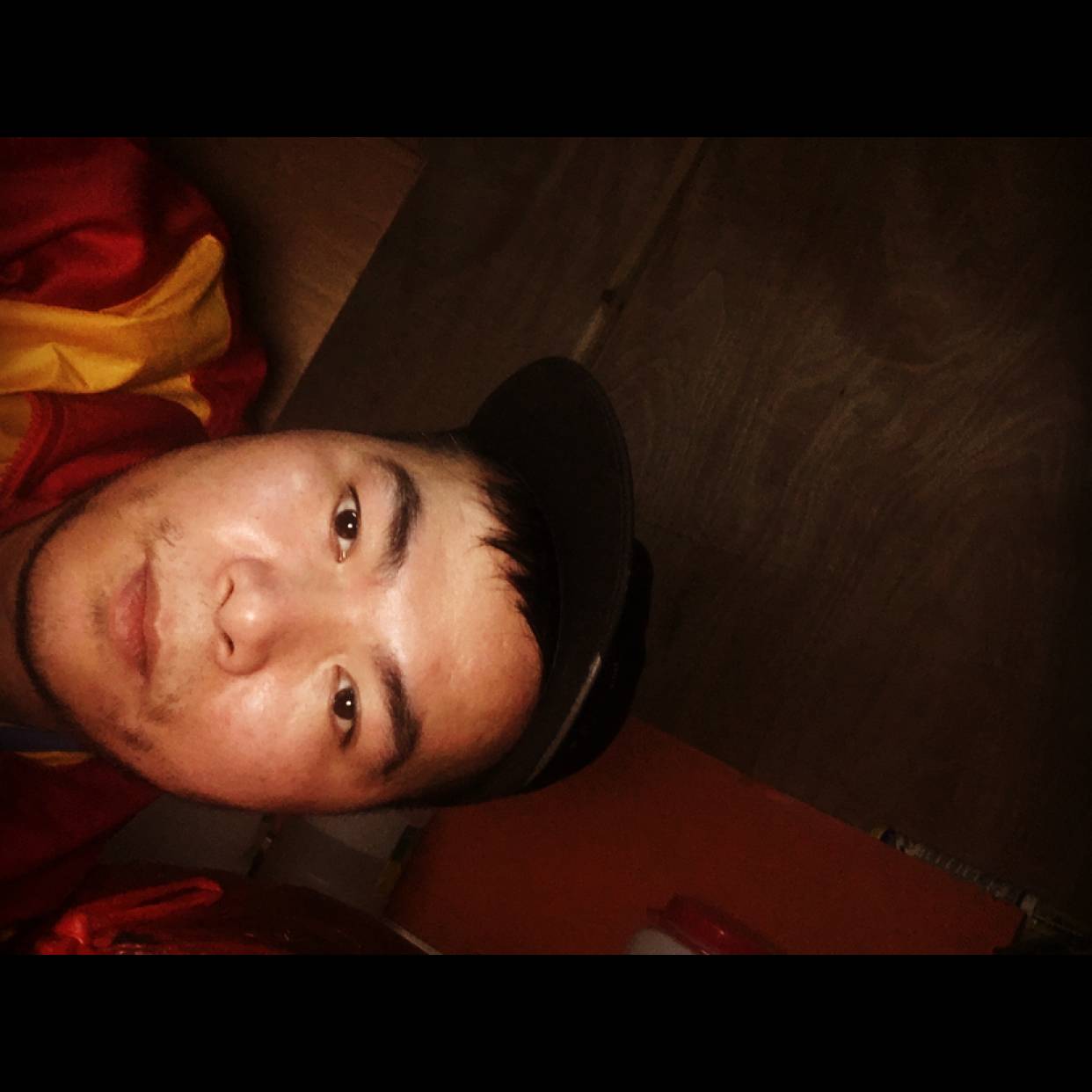 年轻踢冰淇淋的照片