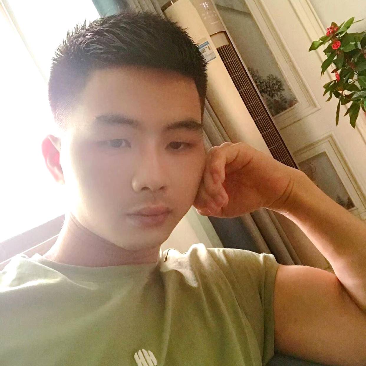 霓裳吃醋俏皮的照片