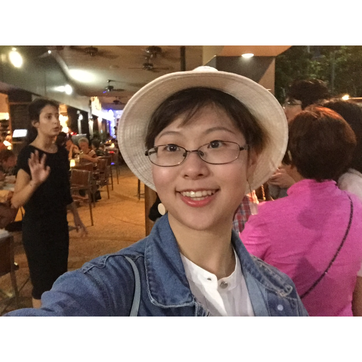 舒适蹙眉小松鼠的照片
