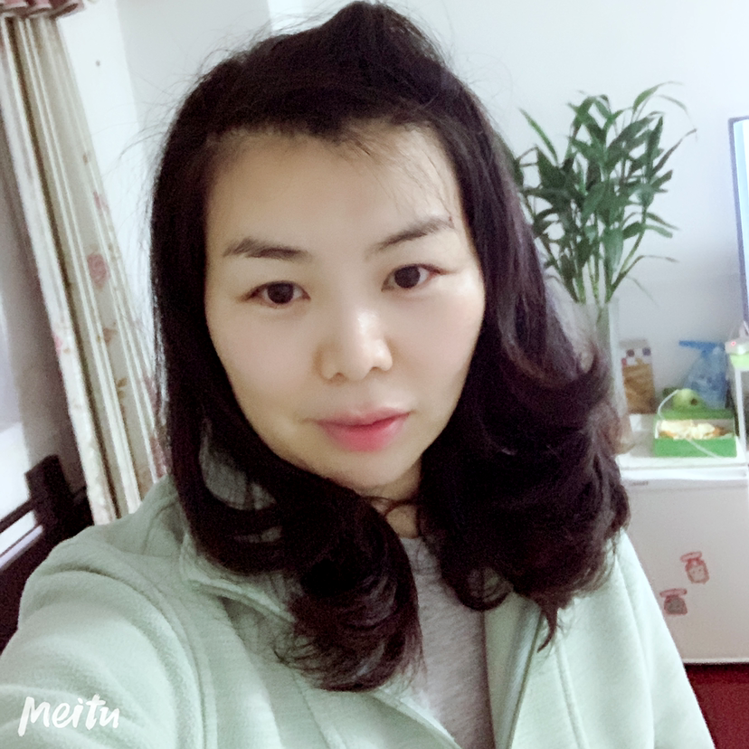 忧郁蹙眉呓语的照片