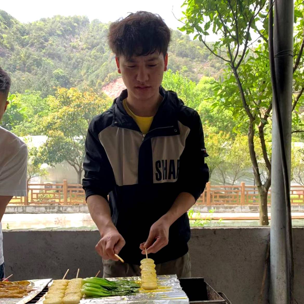 称心深拥水蜜桃的照片