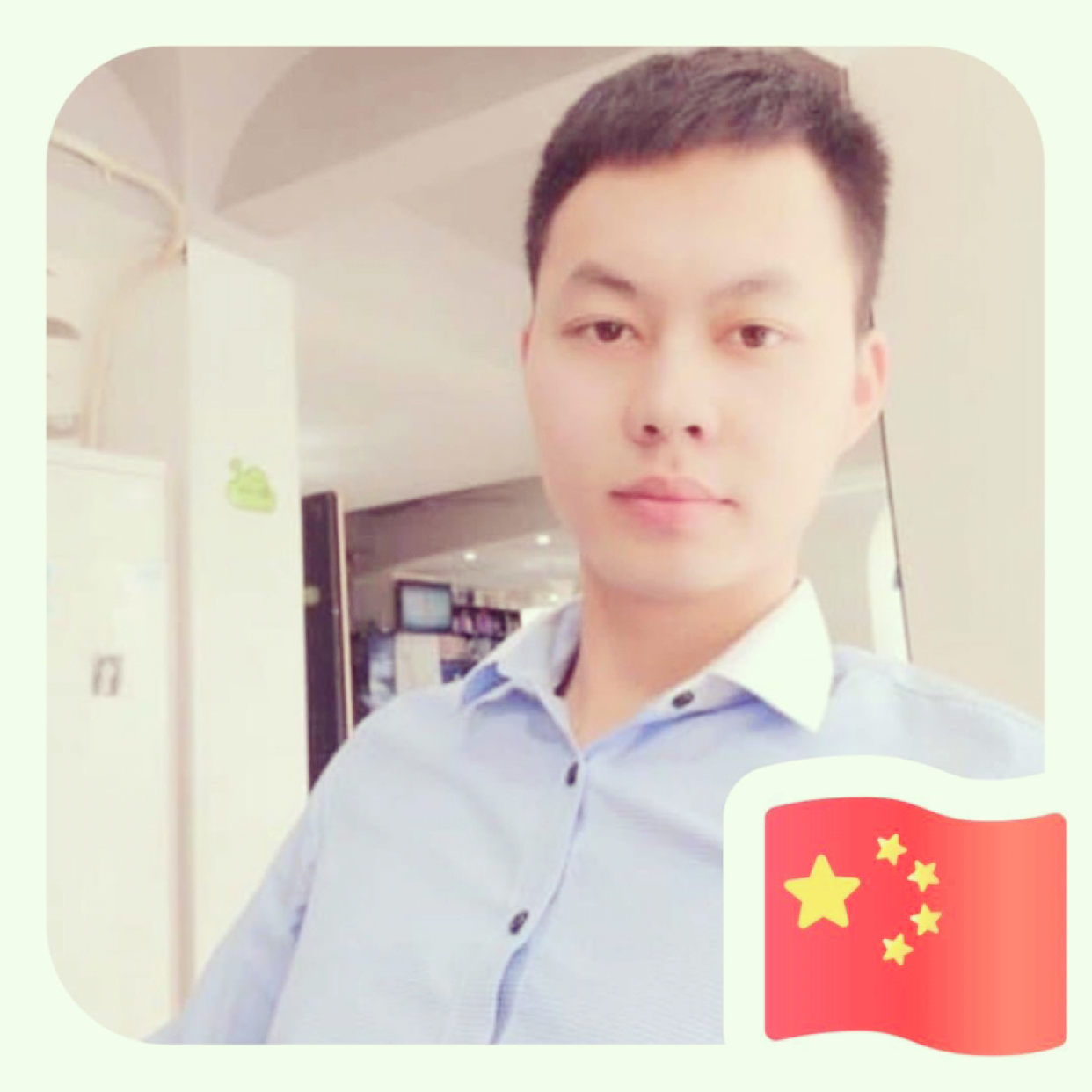 快乐拿草莓的照片