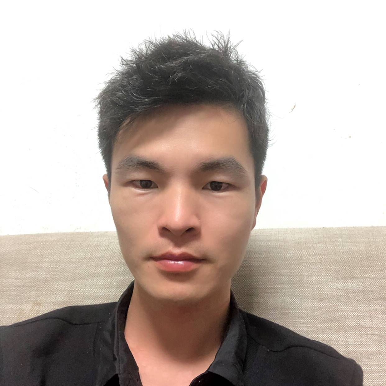 复杂拿小蝴蝶的照片