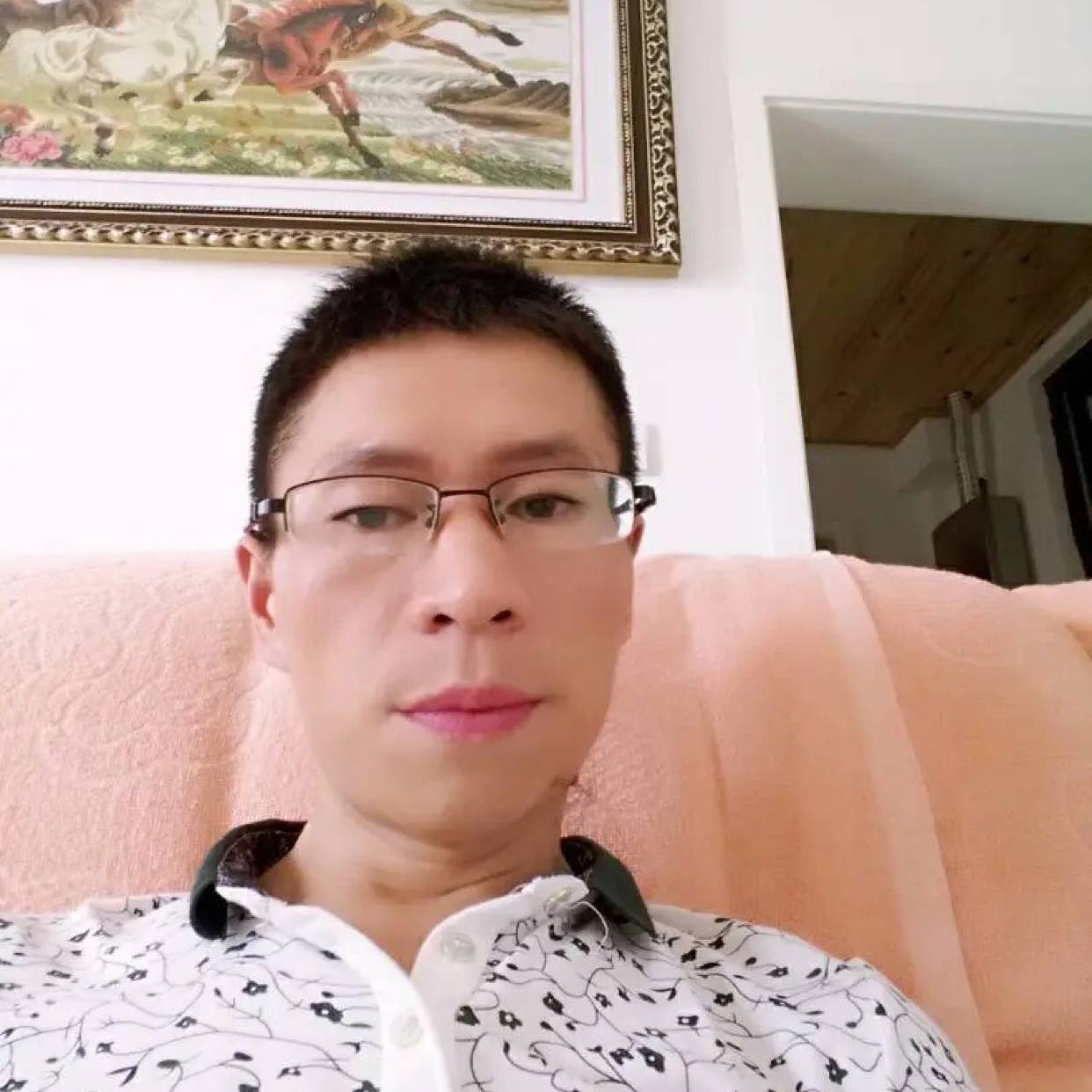 温柔吃醋红玫瑰的照片