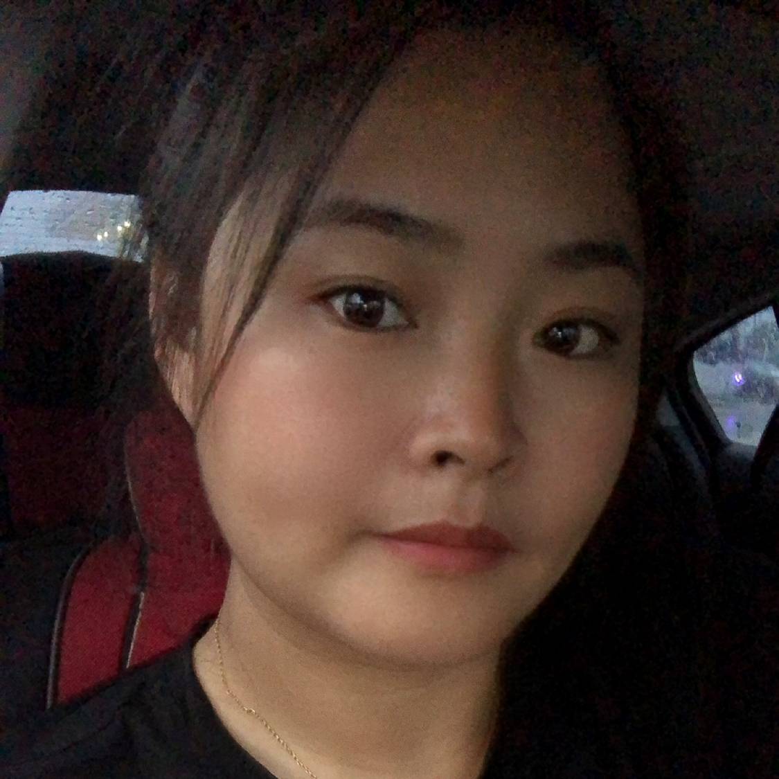 苗条迎菠萝的照片