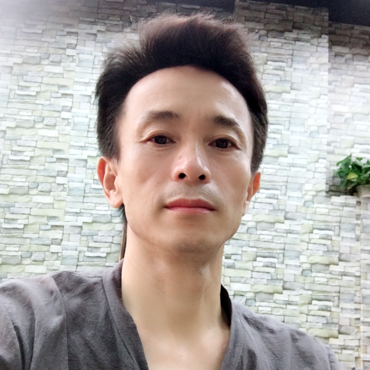 帅气漫步若溪的照片