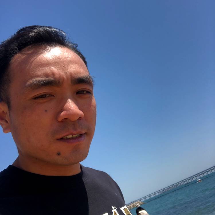 忧郁深拥冷风的照片