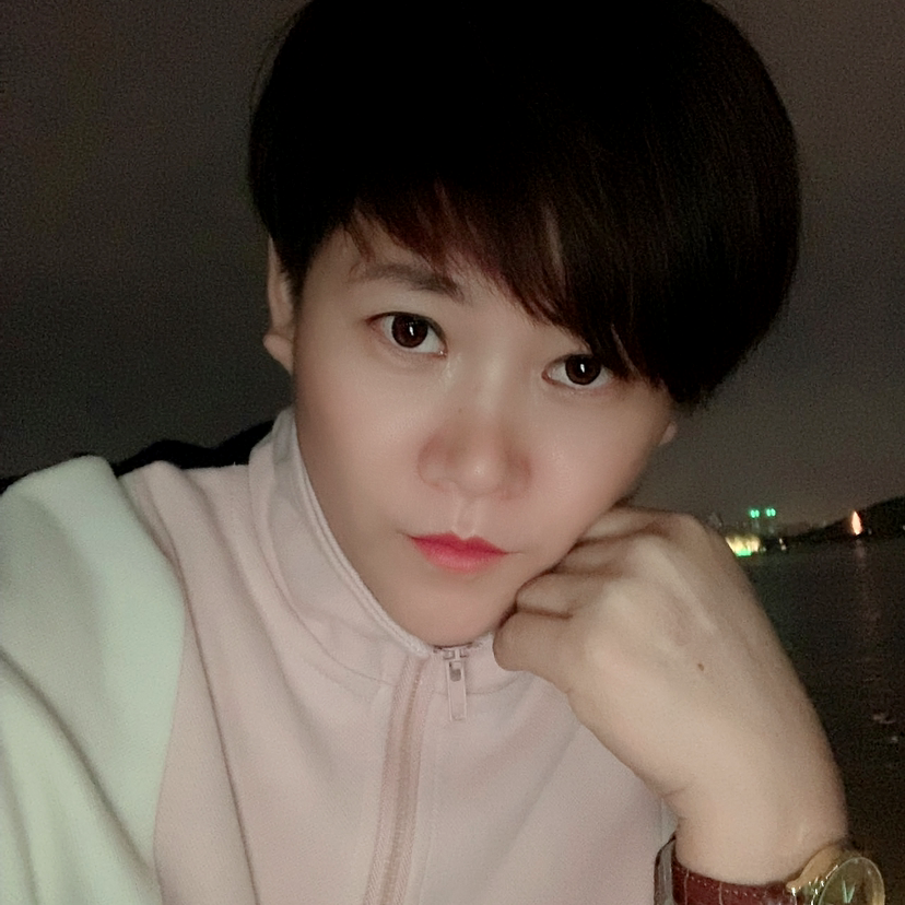 潇洒闻蓝莓的照片