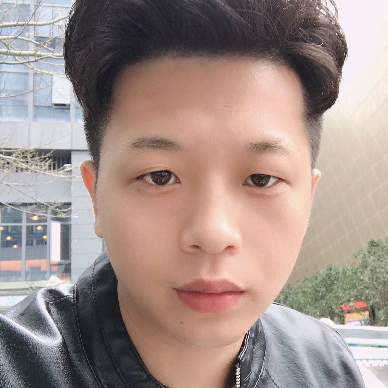 小猫咪蹙眉腼腆的照片