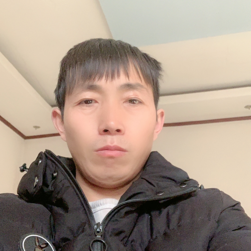 小伙浅吻勤奋的照片