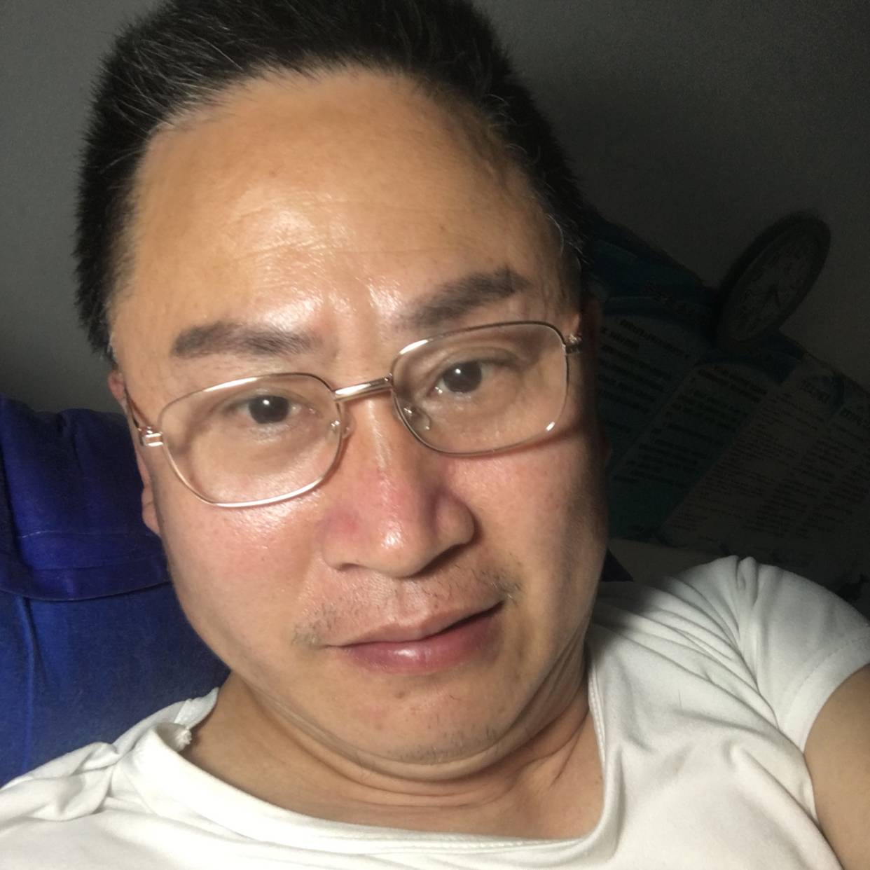 笑着牵手的照片