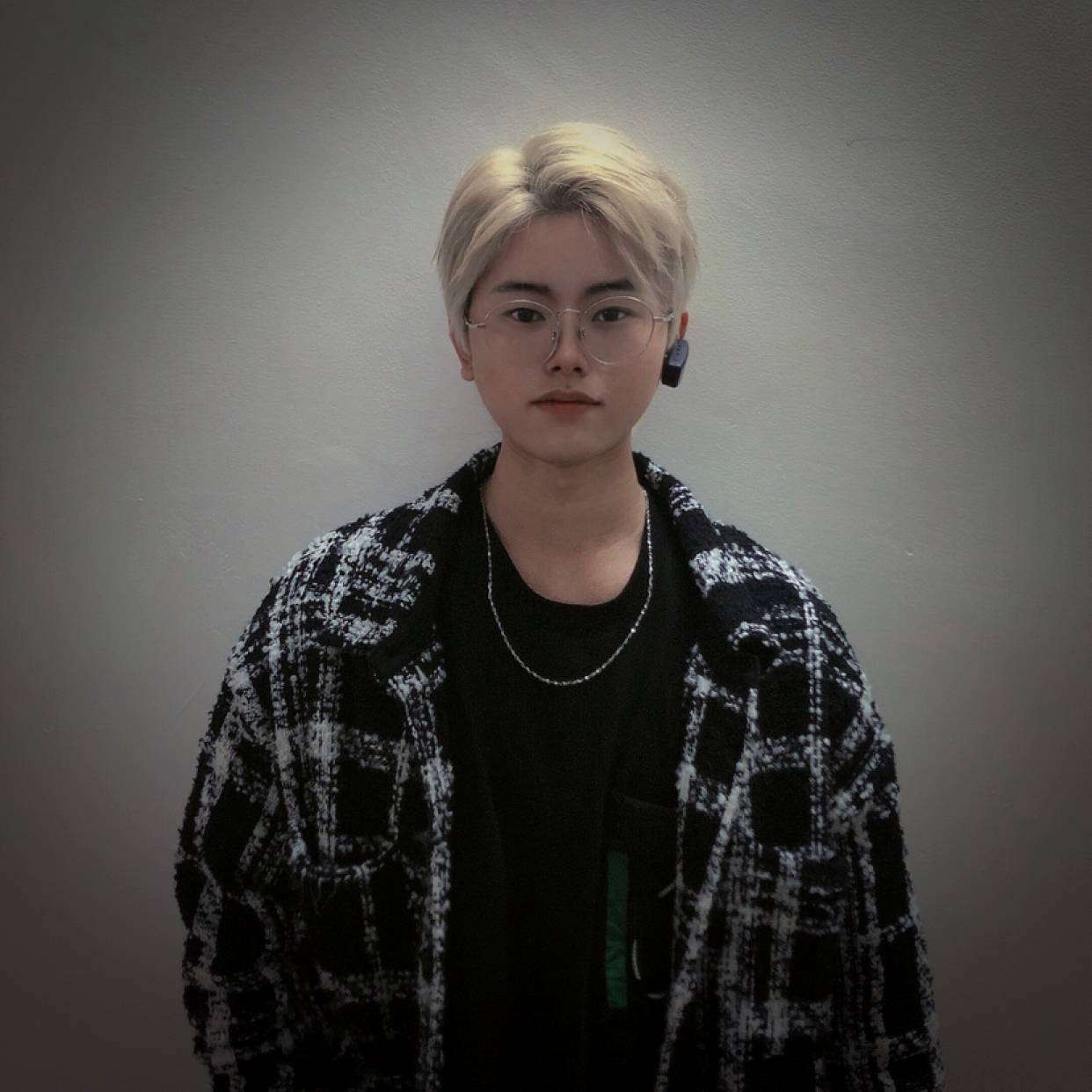 快乐拿唇膏的照片