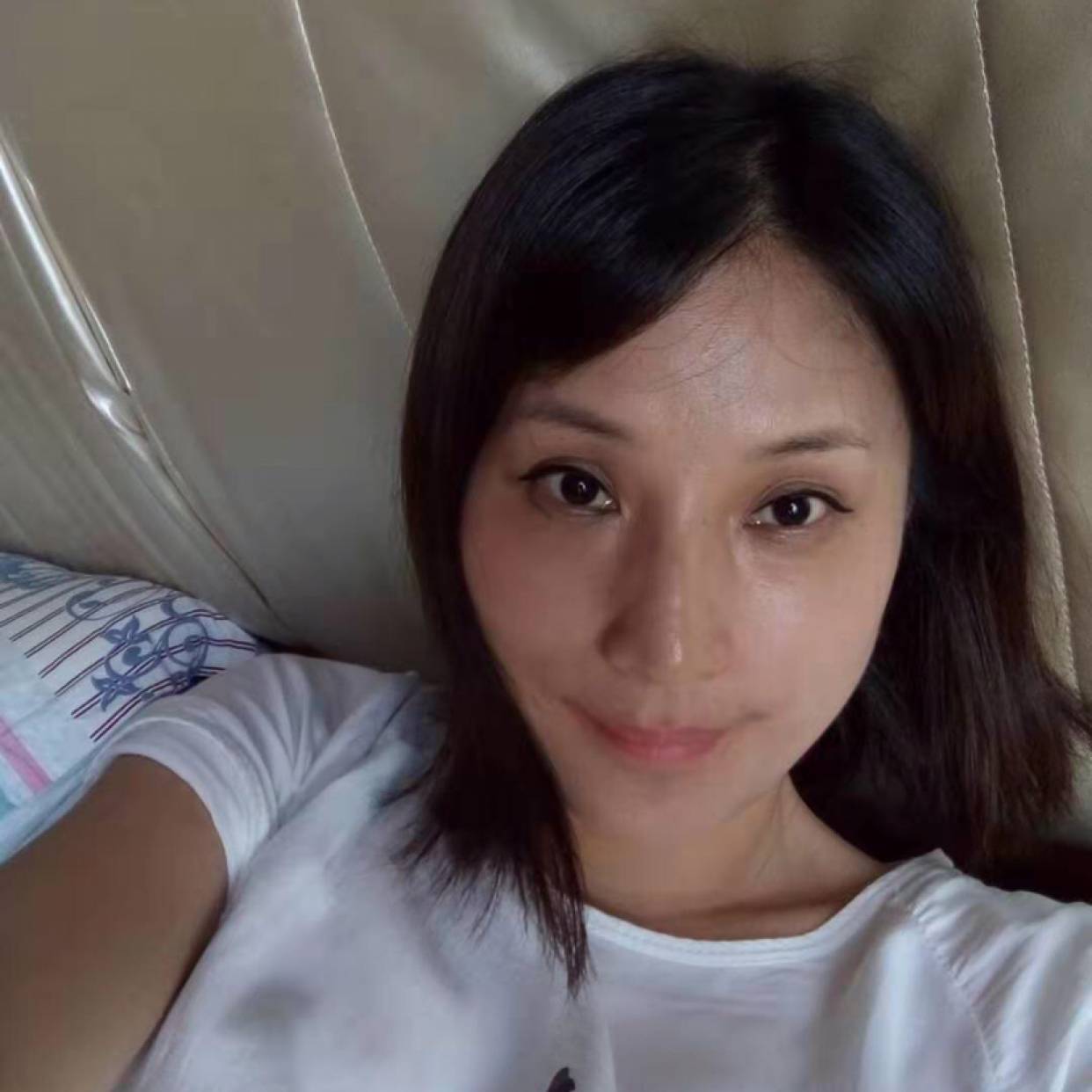 安详与短靴的照片