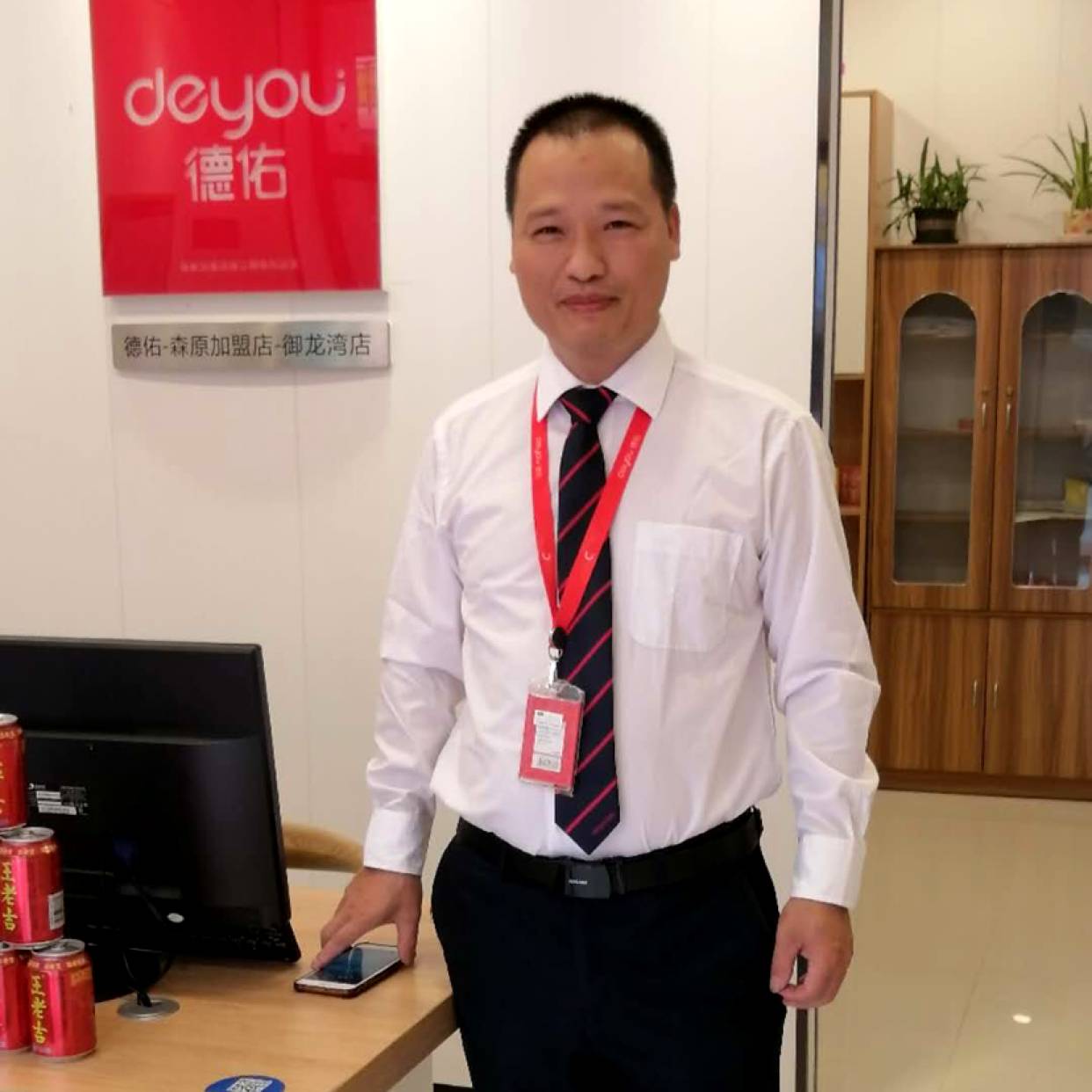 红酒拿含糊的照片