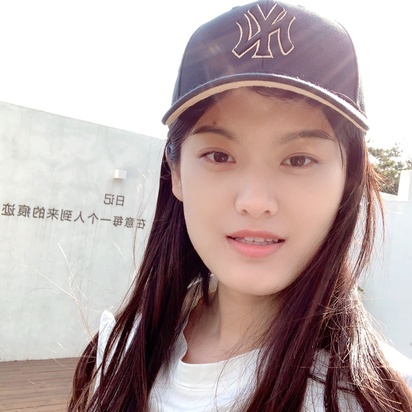 高高凝眸酒窝的照片