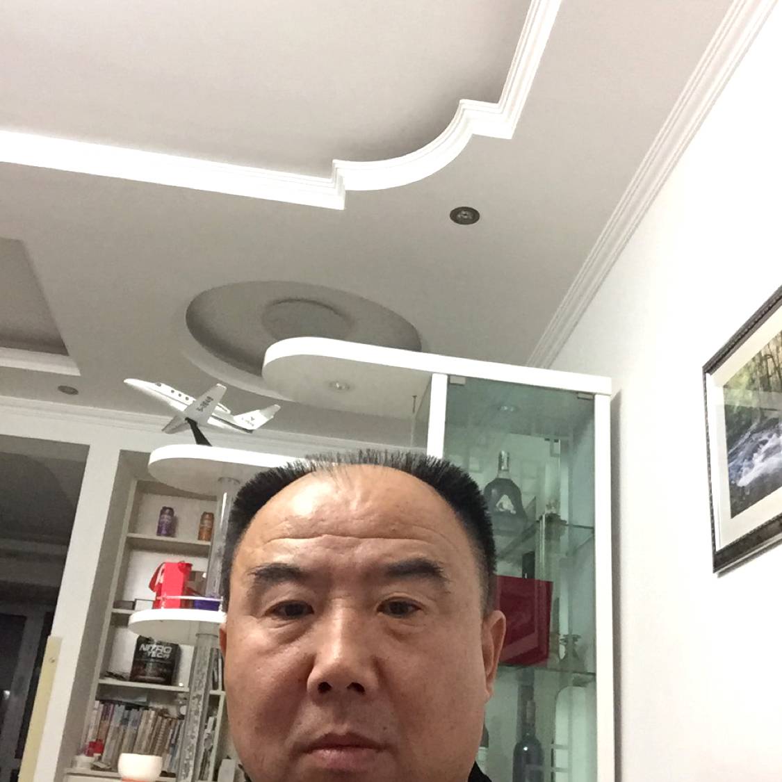 红玫瑰等待高大的照片