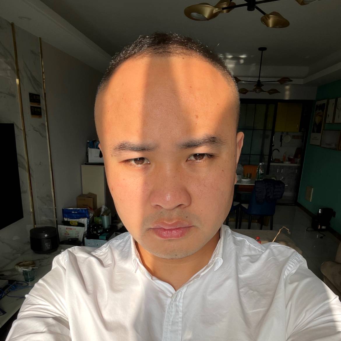 十月男人的照片