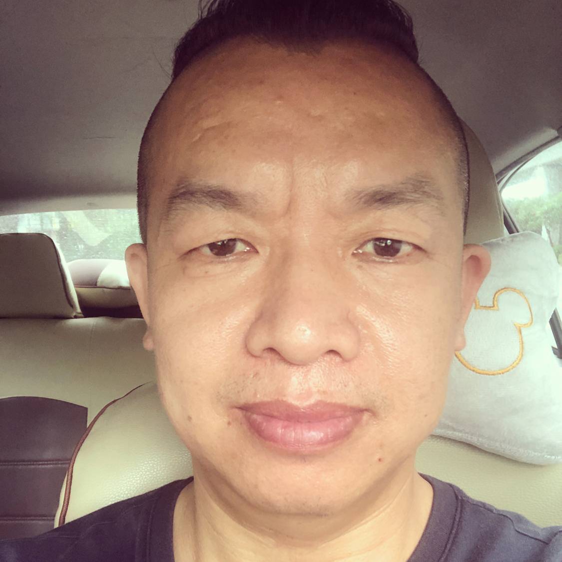陌颜的专注的照片