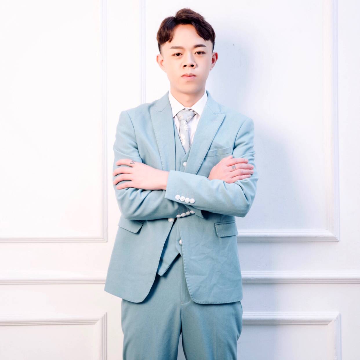 优雅挽手裙子的照片