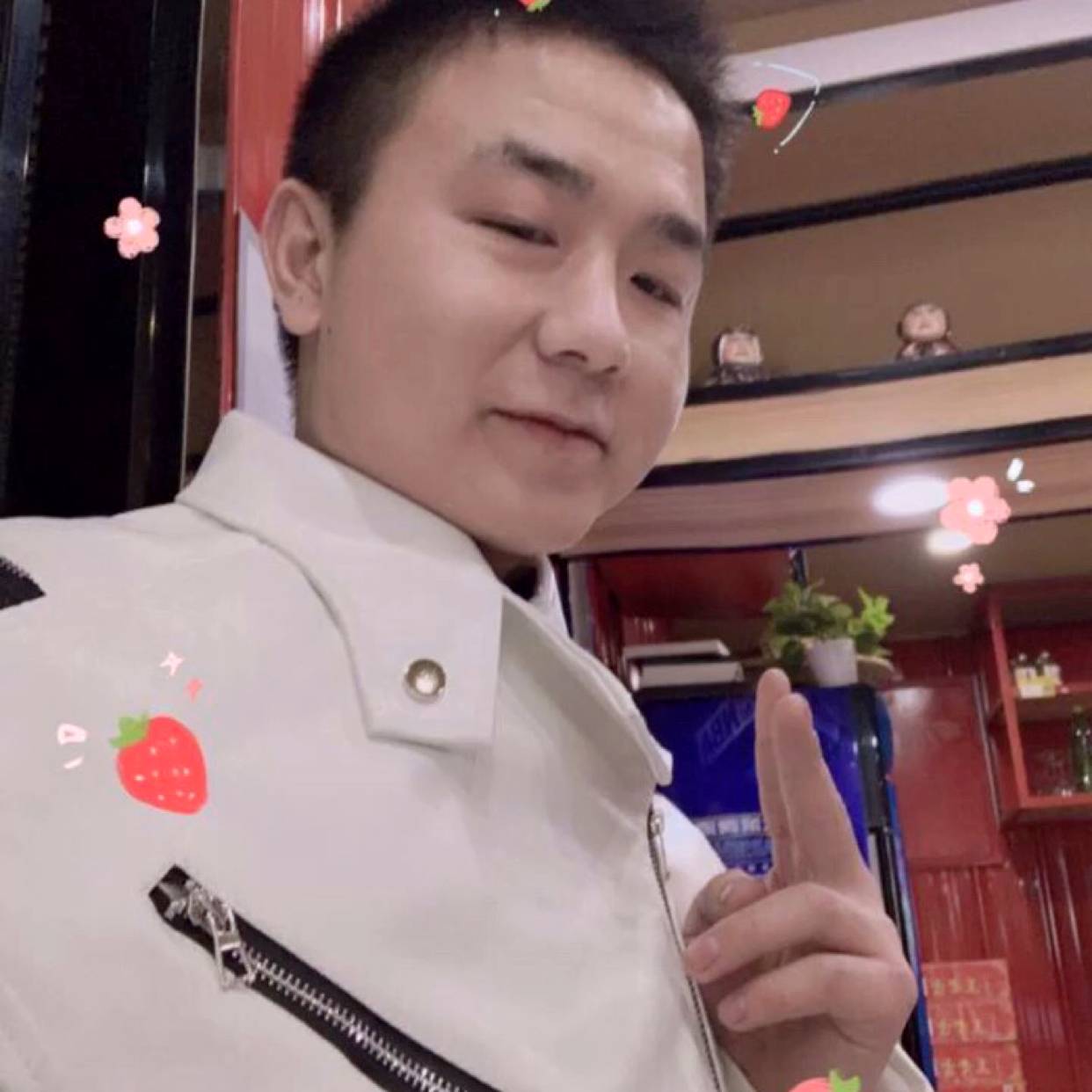 魁梧踢保温杯的照片