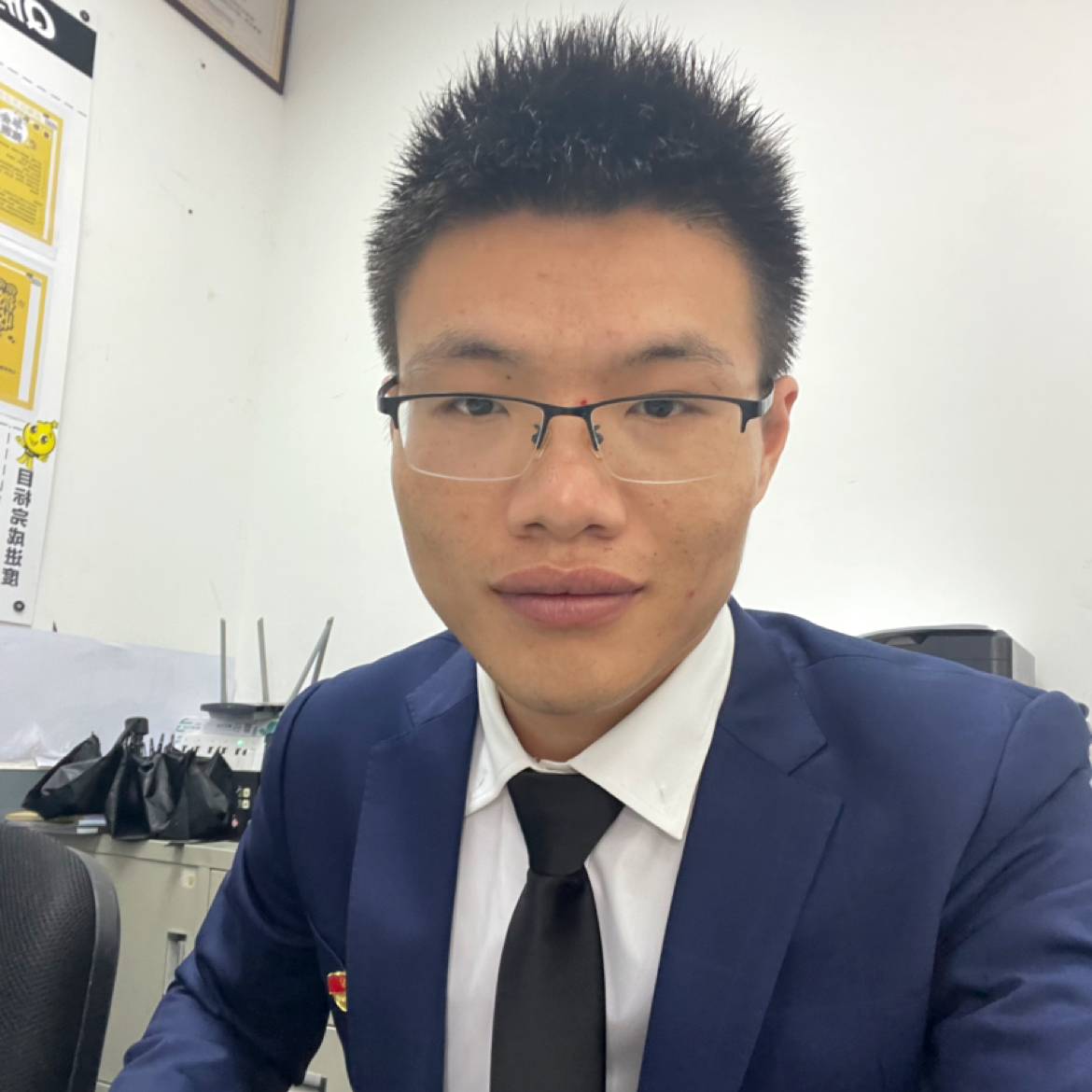 牵手向前走的照片