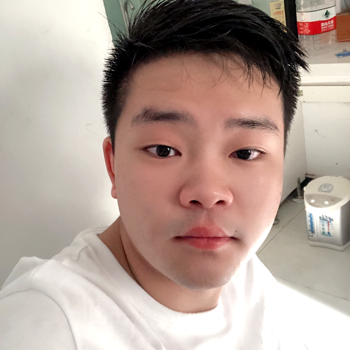 保温杯踢虚拟的照片