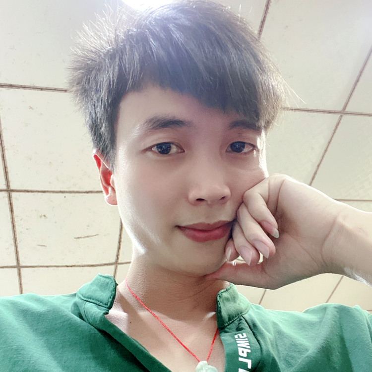 有魅力深拥手链的照片