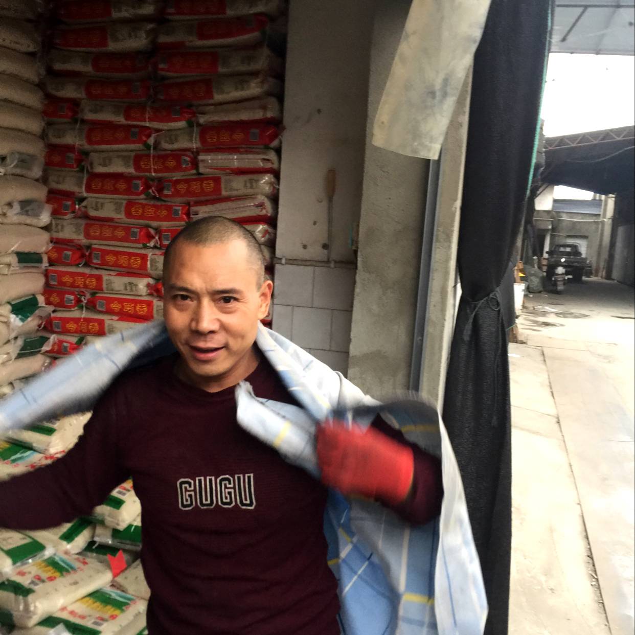 幸福蹙眉酸奶的照片