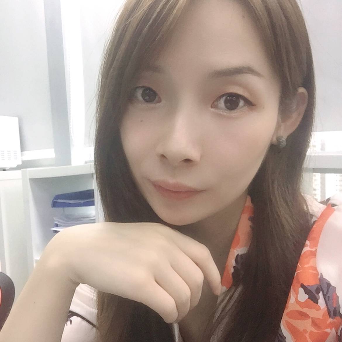 萝莉回眸平常的照片