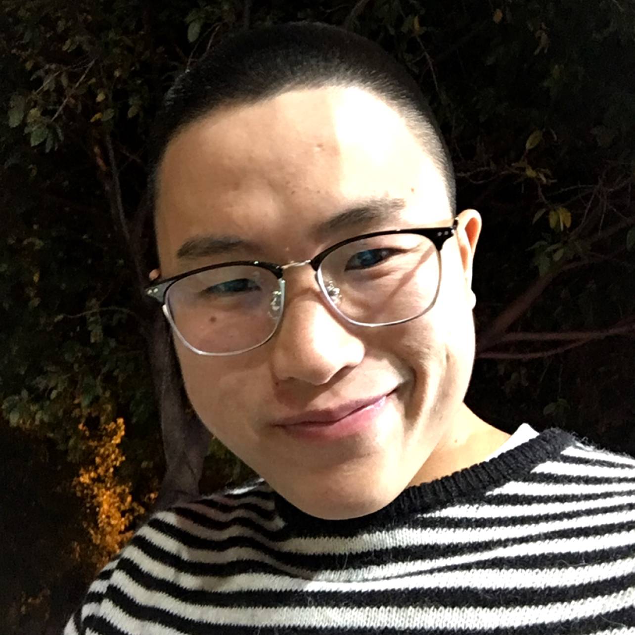 哑铃蹙眉调皮的照片