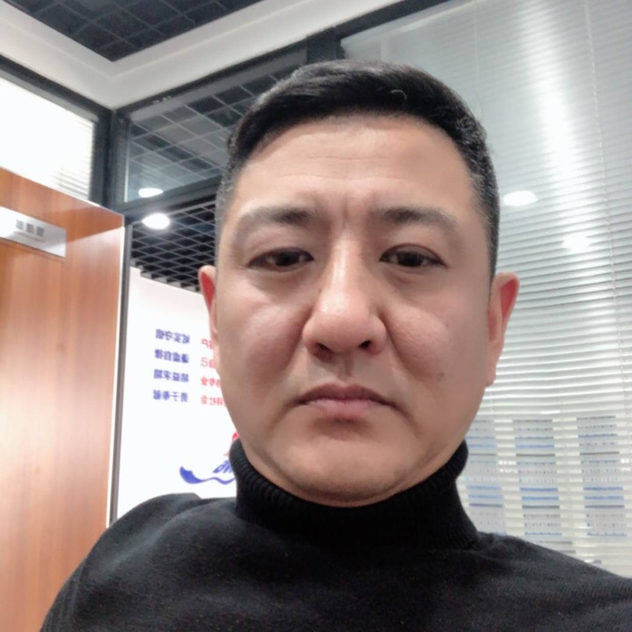 汉堡蹙眉不解的的照片