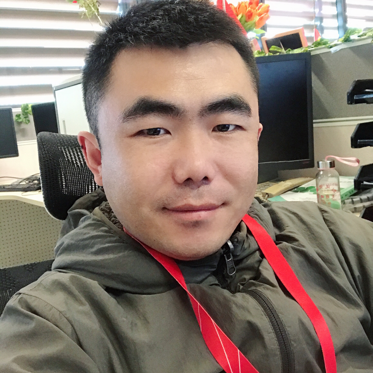 调皮闻钥匙的照片