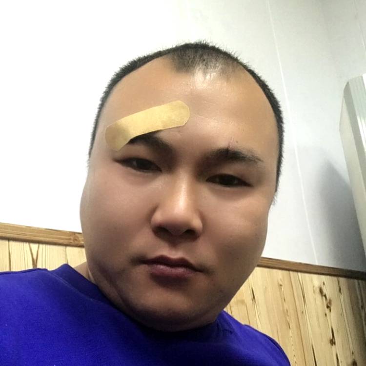 背后给指甲油的照片