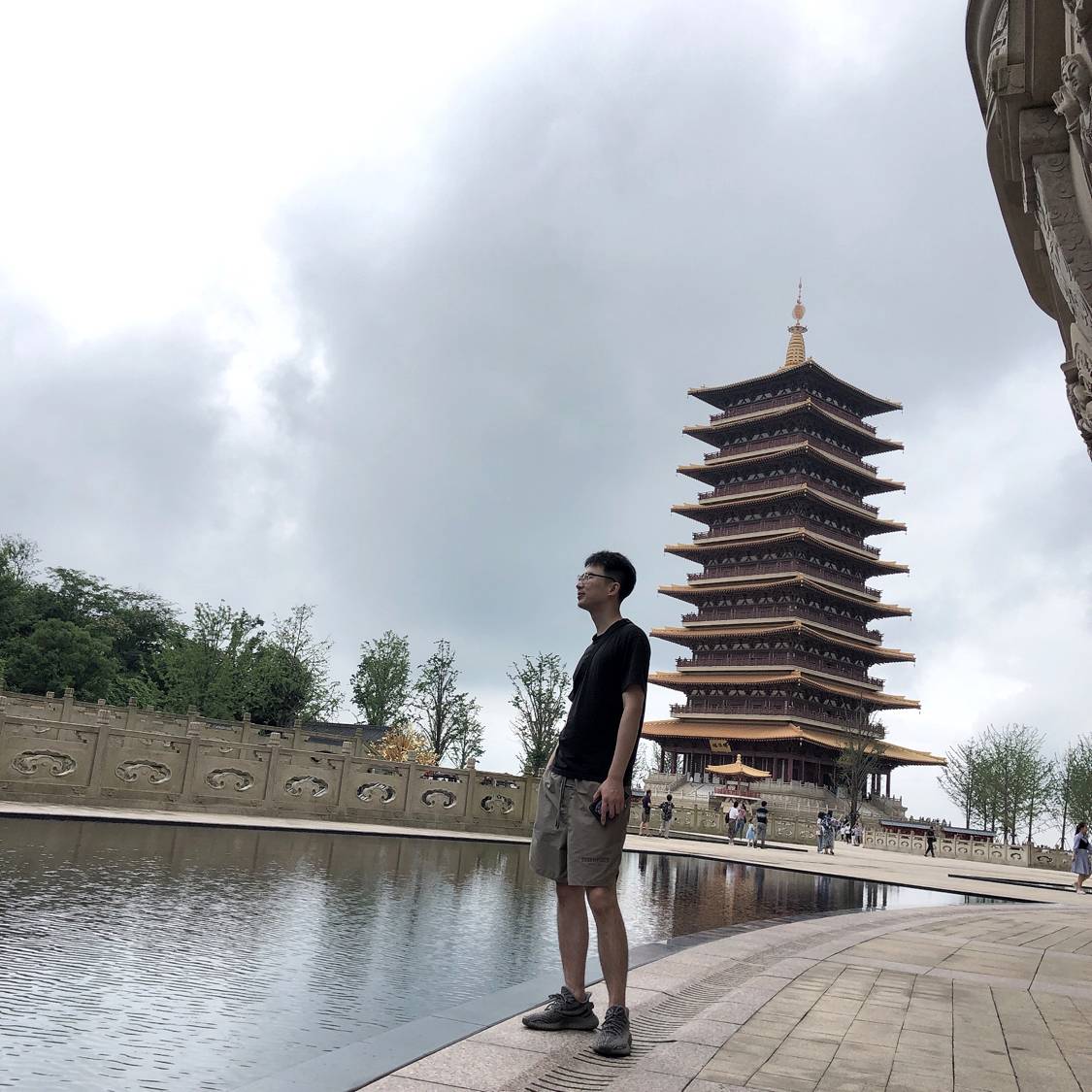 犹豫红绿灯的照片